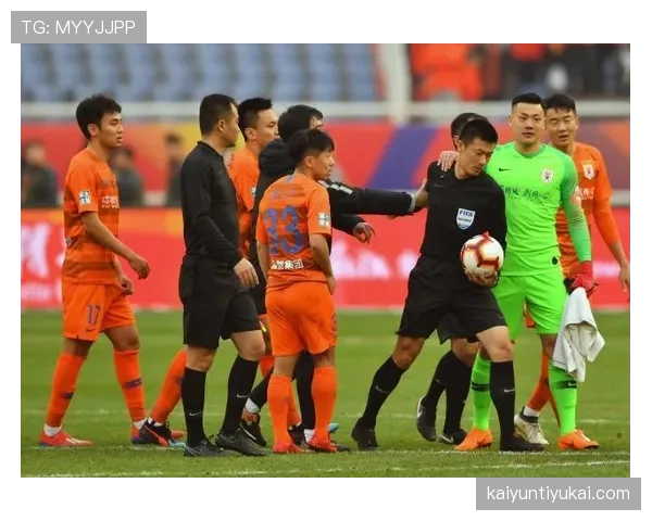 禁区犯规判罚为何常引发争议？细解裁判判定标准