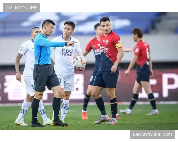 足球边裁职责解析：判罚标准与协助主裁关键规则