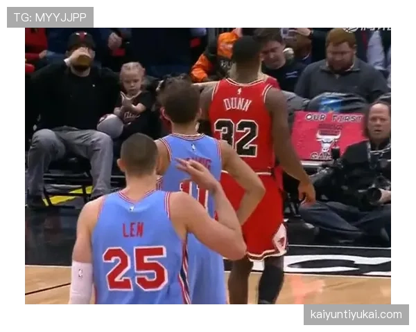 篮球场上裁判如何协商判罚？带你了解NBA的判决沟通流程